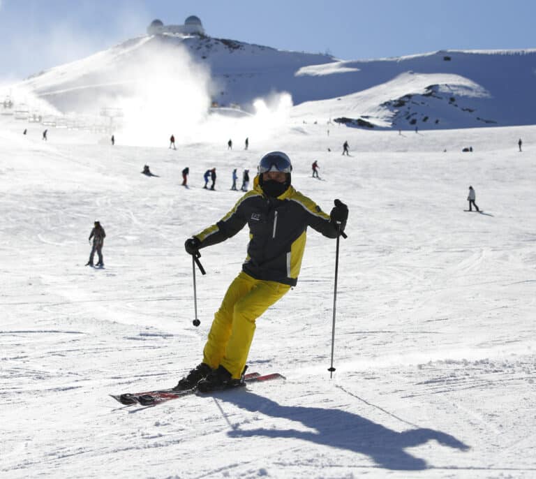 Las estaciones de esquí preparan la temporada tras un año en balde por las restricciones