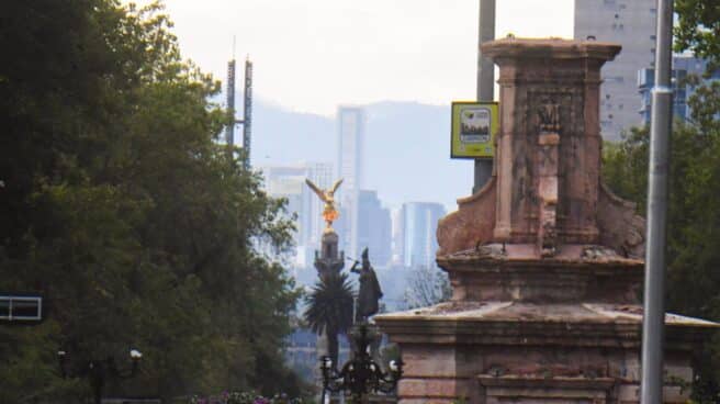 Pedestal de la estatua de Cristóbal Colón retirada de una céntrica calle de Ciudad de México.