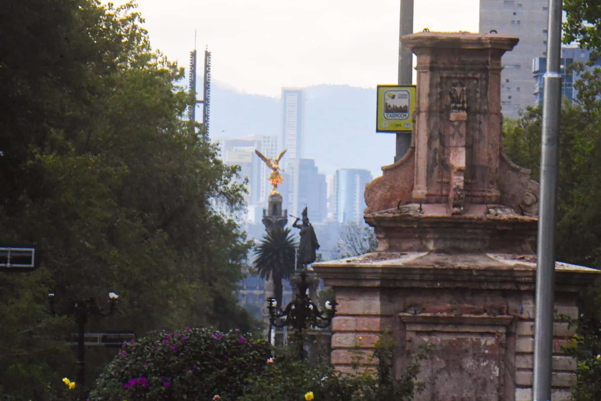 Pedestal de la estatua de Cristóbal Colón retirada de una céntrica calle de Ciudad de México.