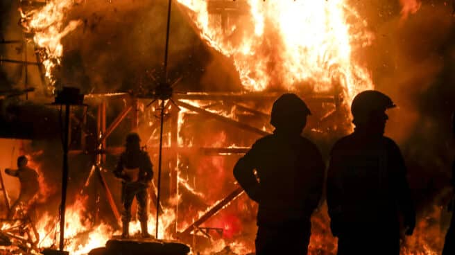 ‘Cremà’ de la falla ‘La Meditadora’, en la Plaza del Ayuntamiento de València