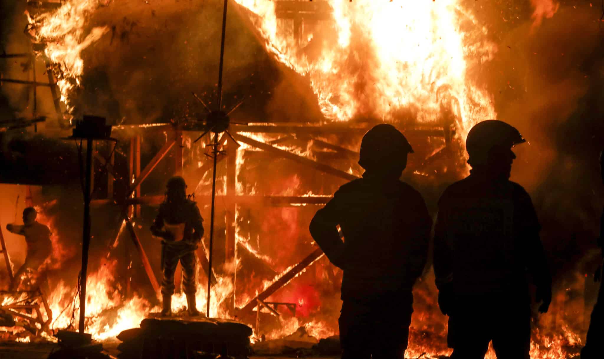 ‘Cremà’ de la falla ‘La Meditadora’, en la Plaza del Ayuntamiento de València