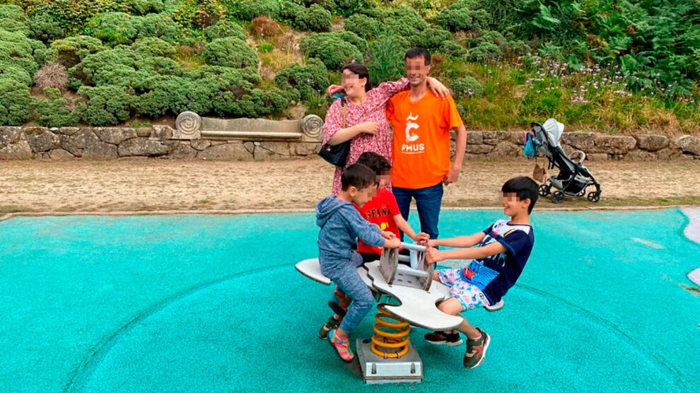 Sardar y su familia en el parque, ya en España