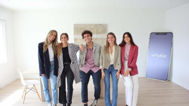 Creadoras de 'Flipeat App' junto con influencers Creadoras de 'Flipeat App' junto con influencers