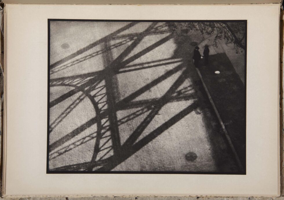 Fotografía de Paul Strand titulada "Fotografía Nueva York" en la que se puede ver la sombra de un puente estadounidense