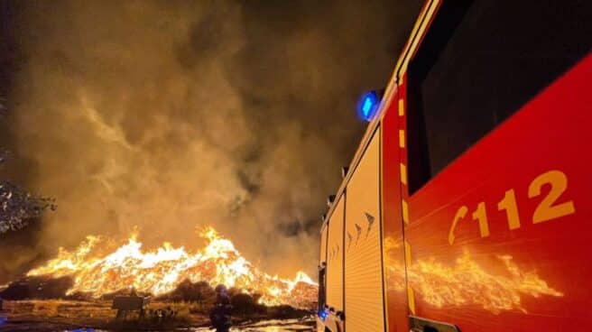 Un rayo provoca un incendio industrial en una fábrica de compostaje en Paracuellos del Jarama (Madrid)