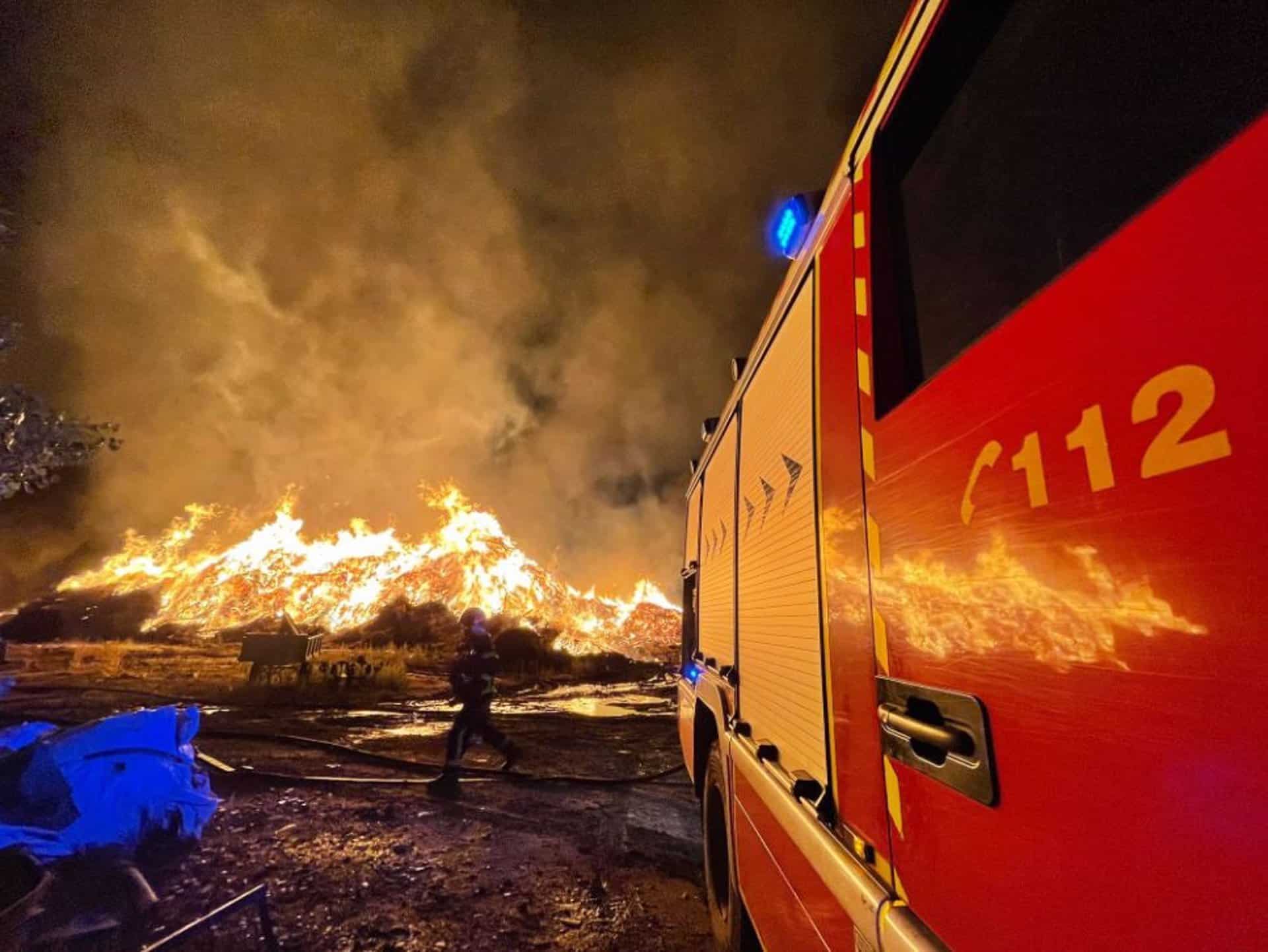 Un rayo provoca un incendio industrial en una fábrica de compostaje en Paracuellos del Jarama (Madrid)