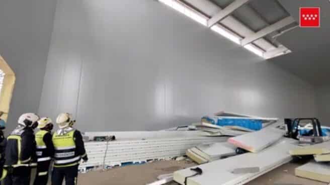 Muere un trabajador y dos resultan heridos muy graves al derrumbarse 30 planchas de un falso techo en Alcalá (Madrid)