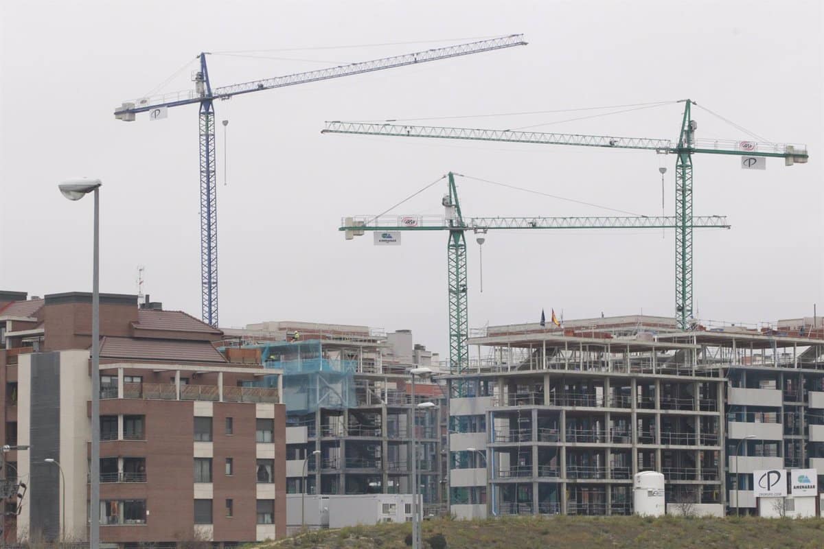 El sector inmobiliario espera con "incertidumbre" la Ley de Vivienda, que se aprueba este martes