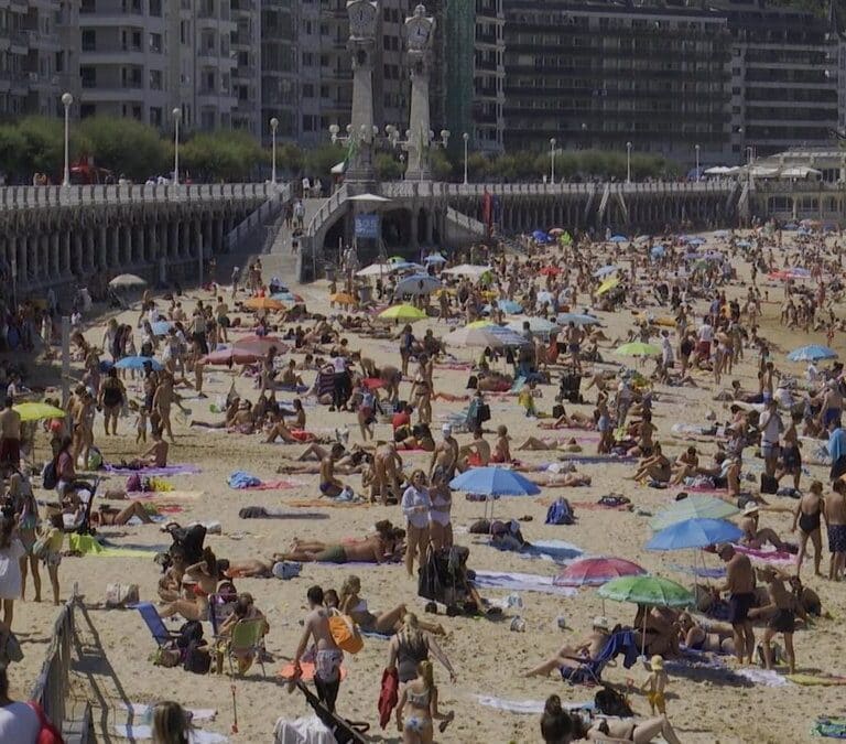 San Sebastián alerta de la aparición de un alga tóxica en sus playas