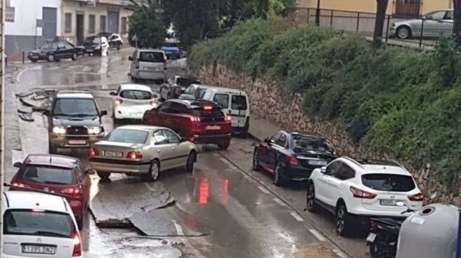 Córdoba.- Sucesos.- Una fuerte tormenta provoca inundaciones y daños en calles de Lucena tras colapsar varios colectores