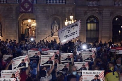 Centenares de personas se concentran en Cataluña en apoyo a Puigdemont