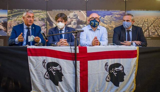 Carles Puigdemont con su abogado Gonzalo Boye y el Síndico de Alguer (Cerdeña).