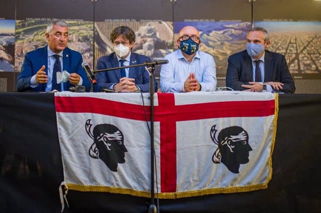 Carles Puigdemont con su abogado Gonzalo Boye y el Síndico de Alguer (Cerdeña).