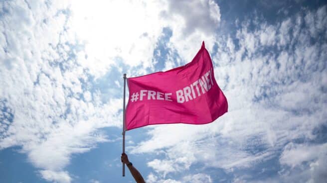 Fan de Britney alzando la bandera con el mensaje "Free Britney" el día de su libertad.