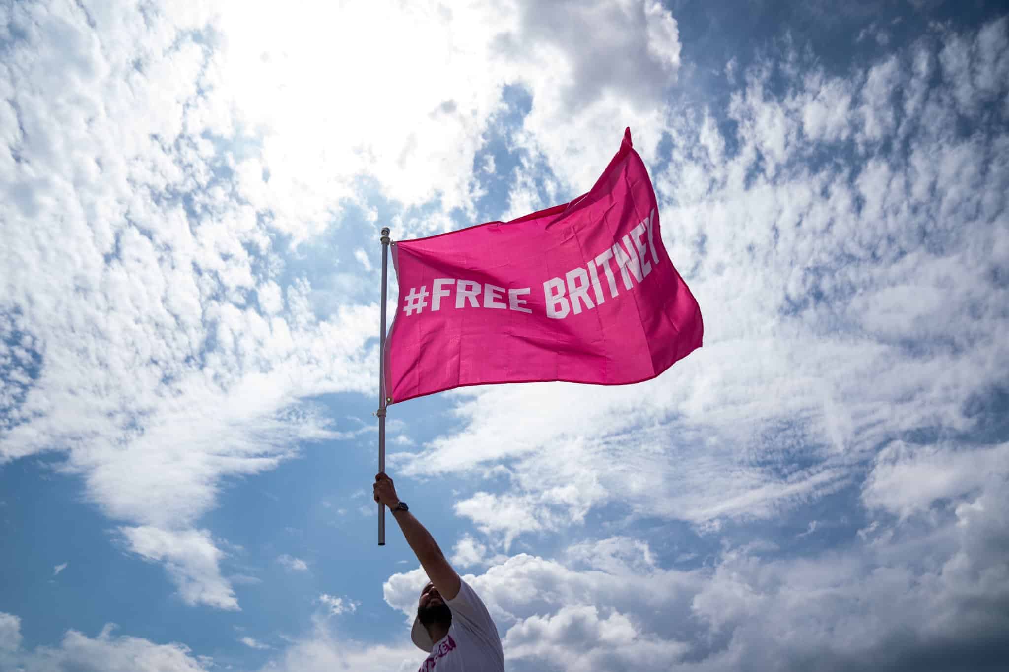Fan de Britney alzando la bandera con el mensaje "Free Britney" el día de su libertad.