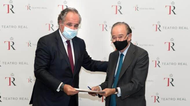 Demetrio Carceller Arce, presidente de la Fundación Damm, y Gregorio Marañón y Bertrán de Lis, presidente del Teatro Real