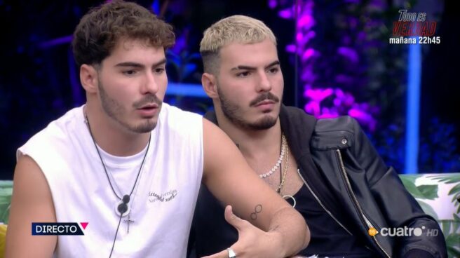 gemeliers-secret-story Gemelos sentados en un sofá (Gemeliers)