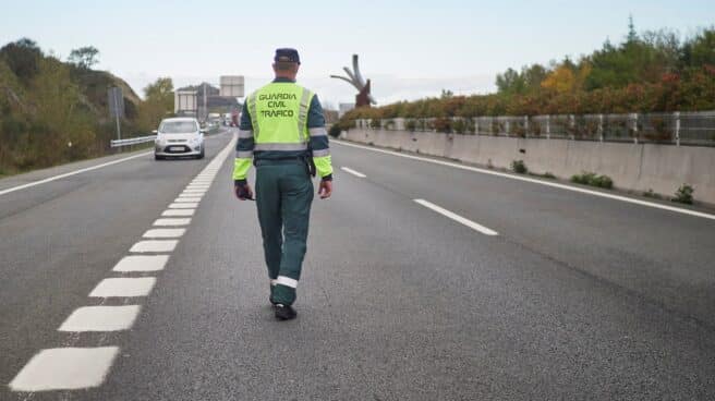 Un guardia civil de Tráfico, en un control.