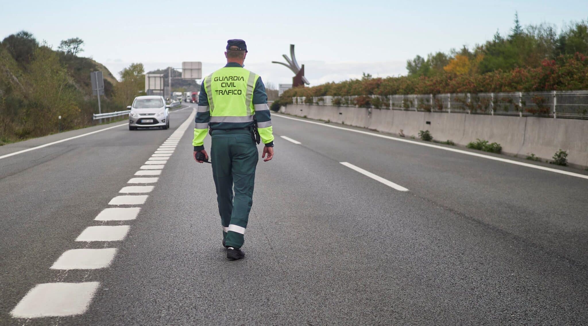 Un guardia civil de Tráfico, en un control.