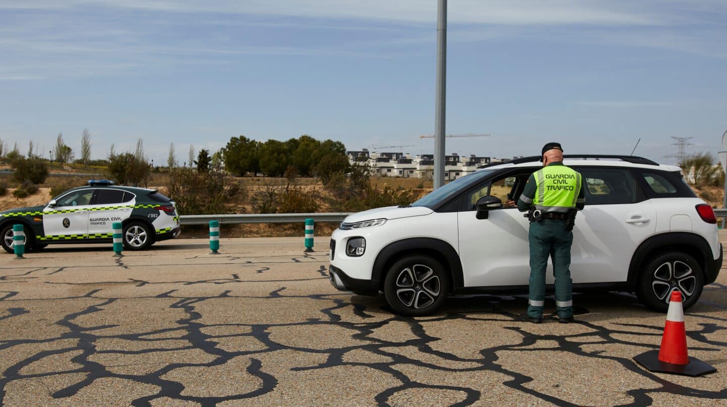 Un guardia civil de Tráfico pide la documentación a un conductor en un control de carretera.