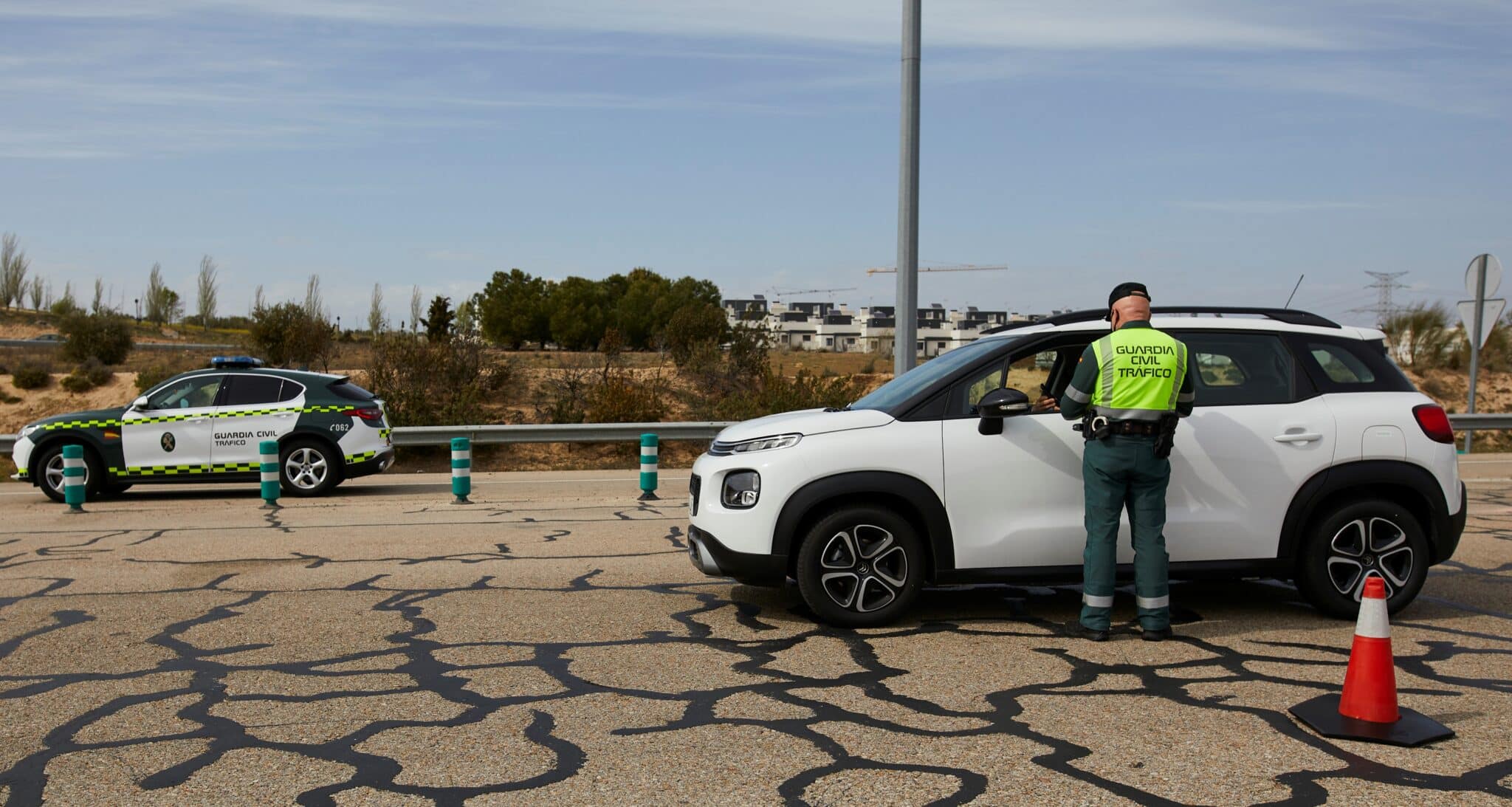 Un guardia civil de Tráfico pide la documentación a un conductor en un control de carretera.