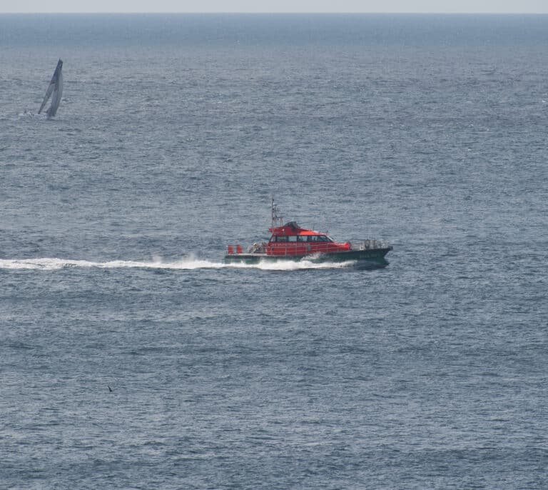 Localizan en una batea a un windsurfista al que se le perdió la pista en O Grove (Pontevedra)