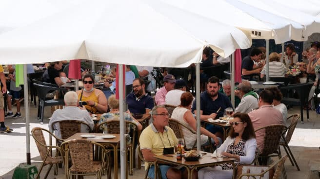 Varias personas en la terraza de un restaurante en Galicia