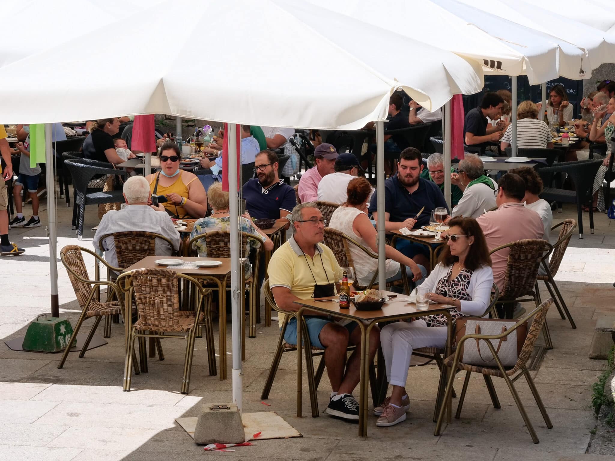 Varias personas en la terraza de un restaurante en Galicia