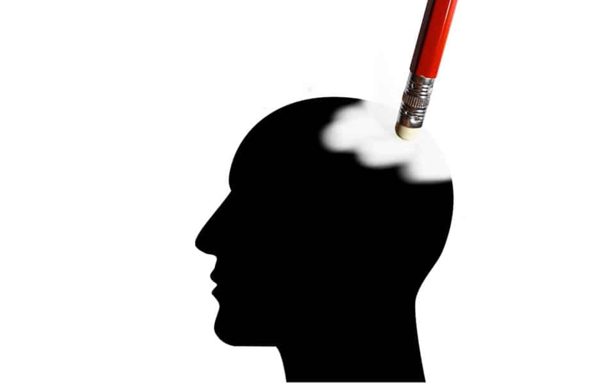 Ilustración de la silueta de perfil de una cabeza siendo borrada en referencia a la pérdida de memoria por el Alzheimer