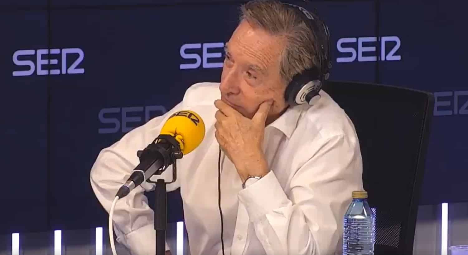 Iñaki Gabilondo sentado en la mesa de la radio en Cadena Ser