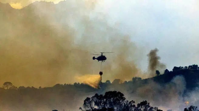 300 bomberos forestales obligados a retirarse del incendio de Sierra Bermeja por el humo