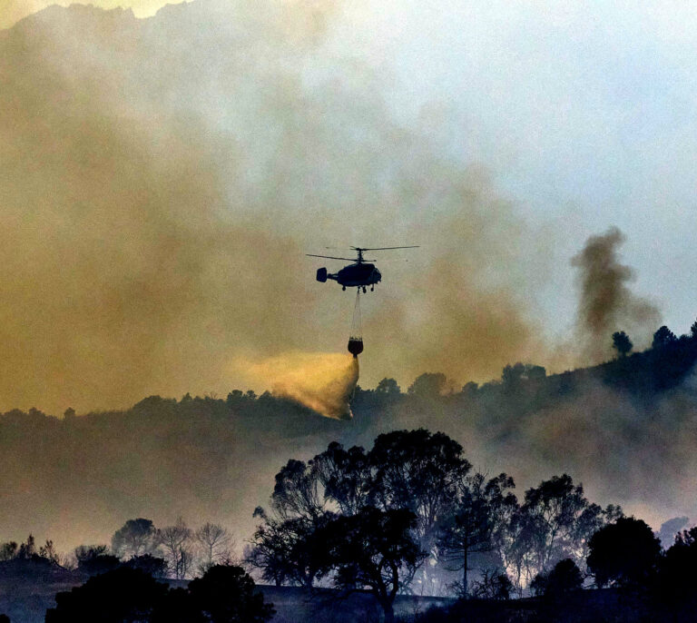 300 bomberos forestales obligados a retirarse del incendio de Sierra Bermeja por el humo