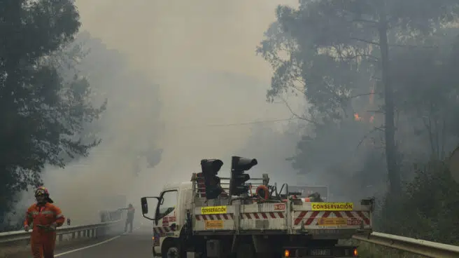 El incendio de Lugo ha arrasado ya 500 hectáreas y se acerca a las casas