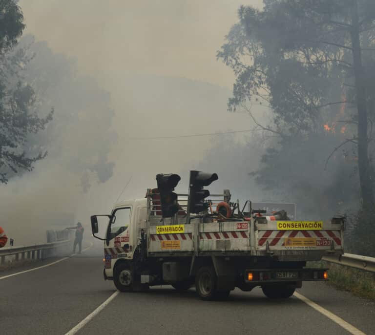 El incendio de Lugo ha arrasado ya 500 hectáreas y se acerca a las casas