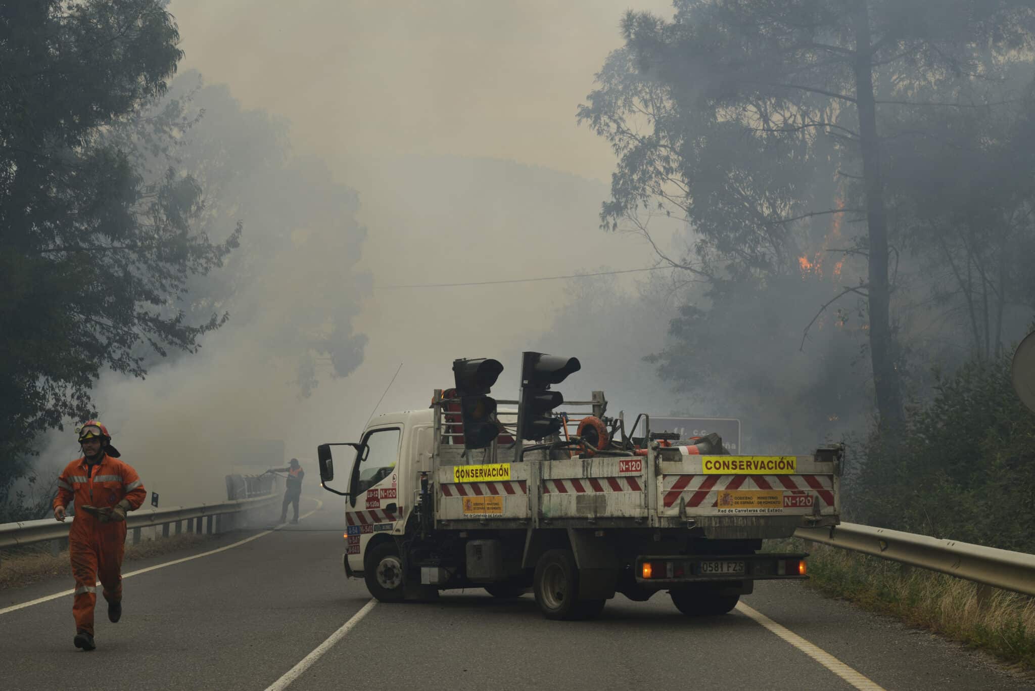 Agentes forestales trabajan en las tareas de extinción de incendios de un fuego en el municipio de Ribas de Sil.