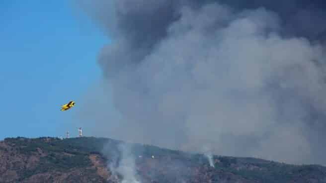 Helicópteros trabajan en la extinción del incendio de Sierra Bermeja. Helicópteros trabajan en la extinción del incendio de Sierra Bermeja.