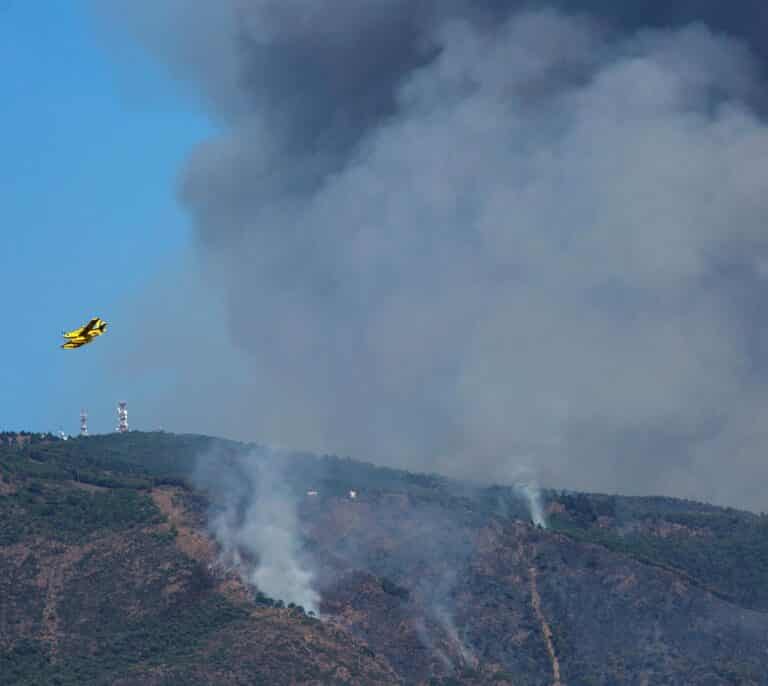 Aumentan a seis los pueblos desalojados por el incendio de Sierra Bermeja