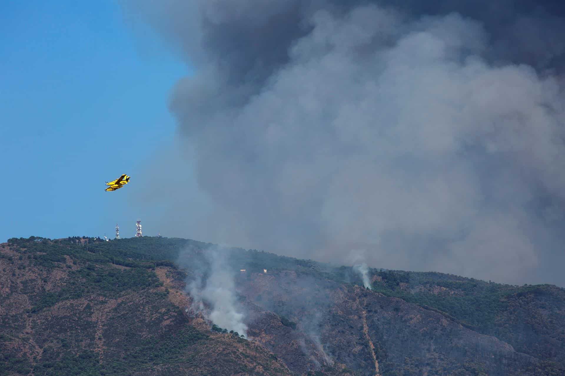 Helicópteros trabajan en la extinción del incendio de Sierra Bermeja.