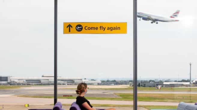 Un avión despega en el aeropuerto de Heathrow