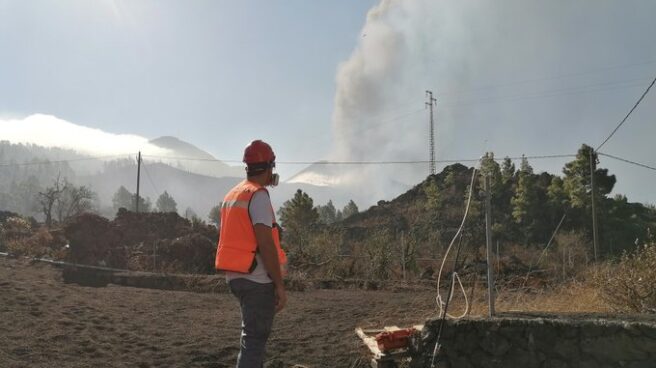 Técnicos controlan la emisión de gases del volcán de La Palma.