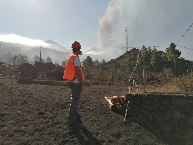 Técnicos controlan la emisión de gases del volcán de La Palma.