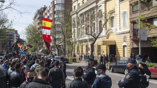 Policías y guardias civiles piden a Interior una equiparación salarial "real" Imagen de archivo de una concentración de JUSAPOL frente a la Dirección General de la Policía