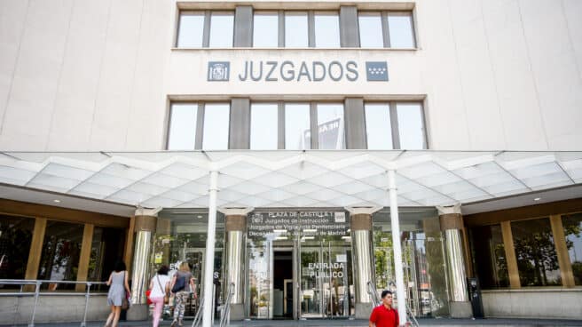 El presidente y el gerente de la Federación de Tenis de Madrid investigados por presunto desvío de fondos Personas entran por la puerta de los Juzgados de Instrucción ubicados en la Plaza de Castilla de Madrid.