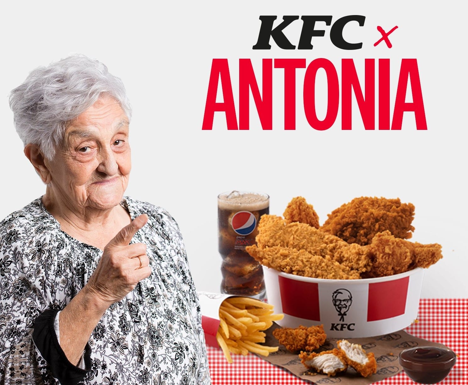 Anciana en un cartel publicitario de KFC con un cubo de pollo frito al lado