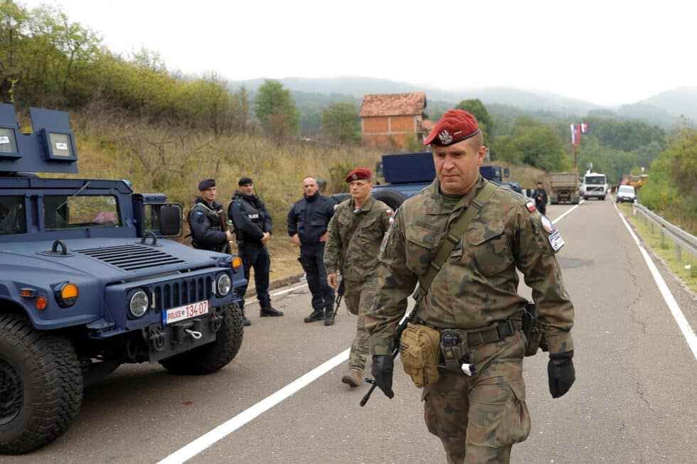 Las fuerzas de paz de la OTAN se han desplegado en la frontera entre Serbia y Kosovo a raíz de la crisis de las matrículas.