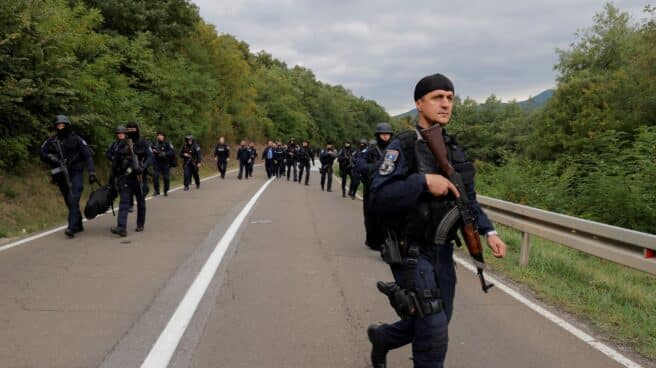 Una patrulla de las fuerzas especiales de Kosovo, junto al paso fronterizo de Jarinje.