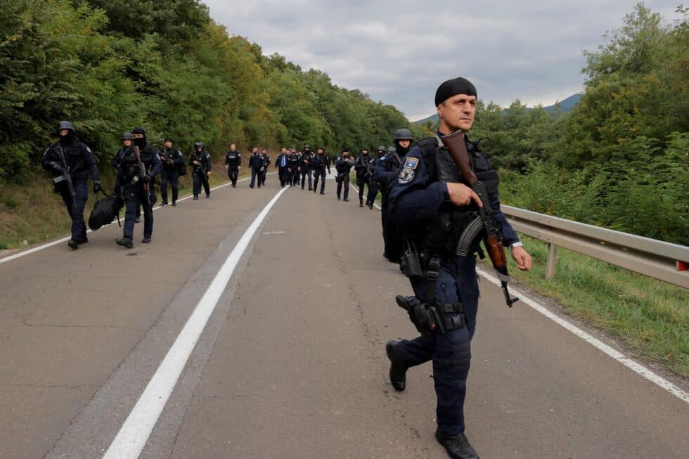 Una patrulla de las fuerzas especiales de Kosovo, junto al paso fronterizo de Jarinje.