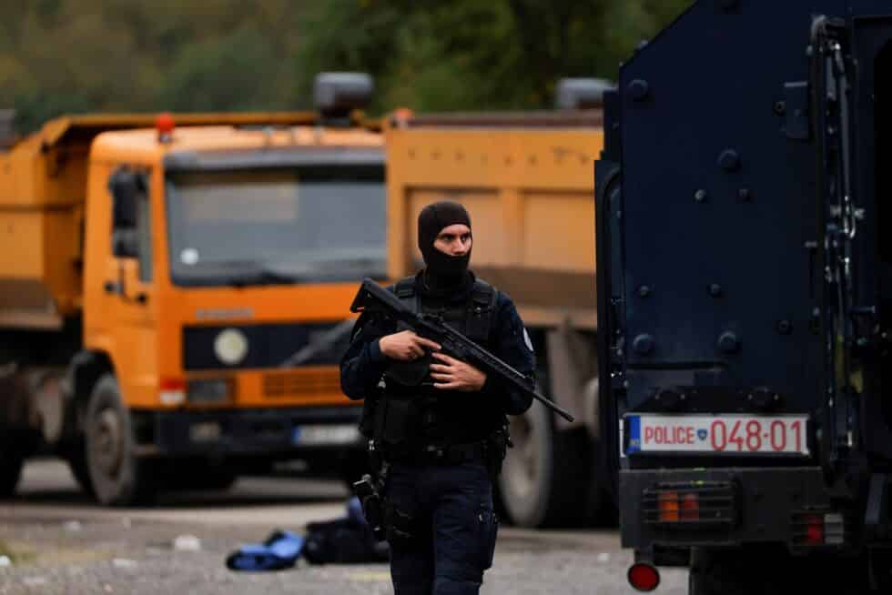 Un policía kosovar, con su arma en el bloqueo de Jarinje.
