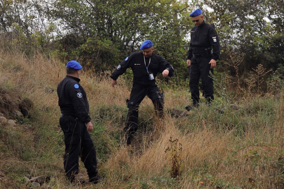 Policías de la misión EULEX de la Unión Europea, en la zona de tensión.