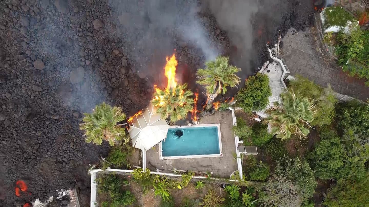 Imagen aérea de la lava del volcán en La Palma